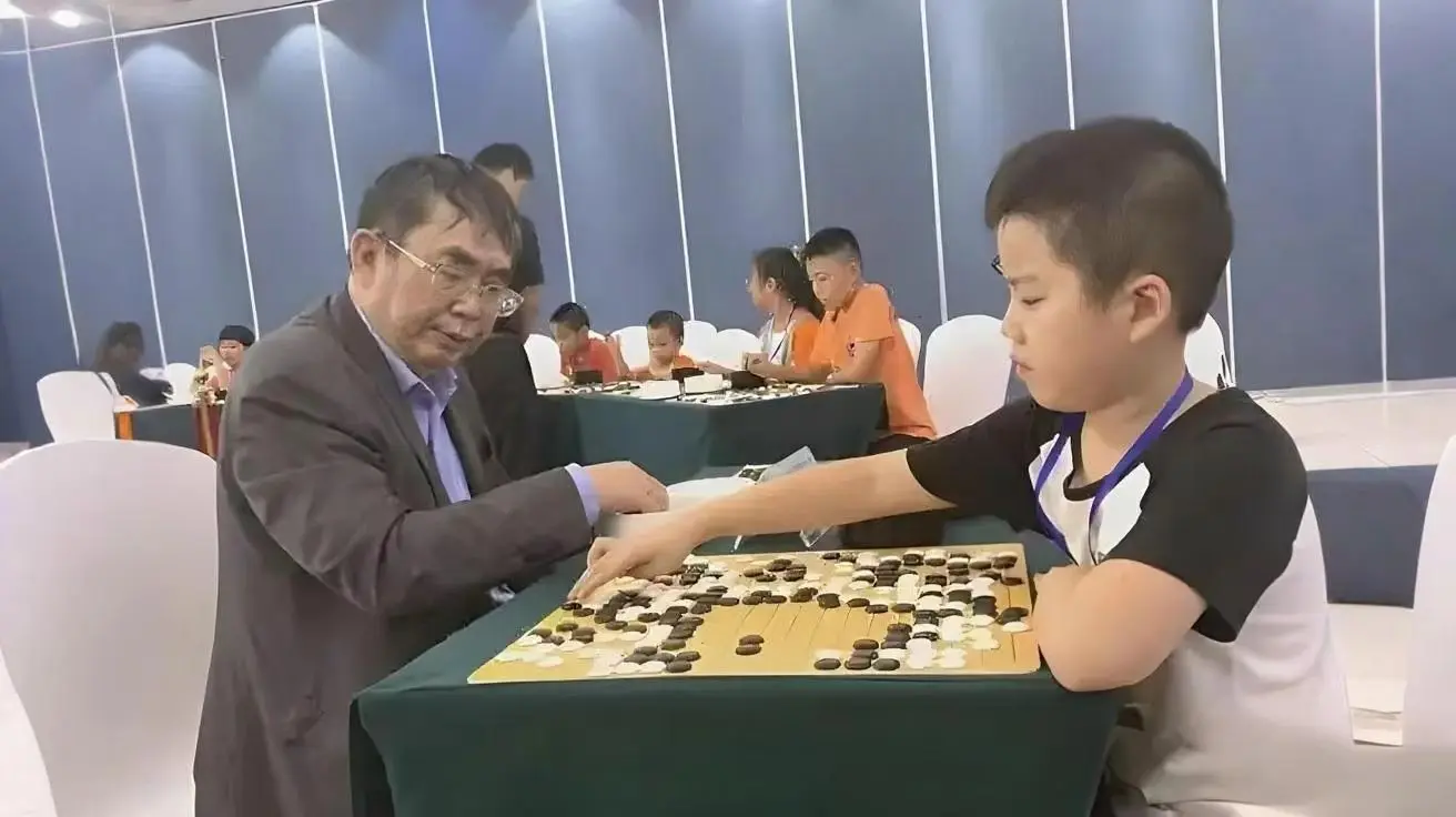 年才创办